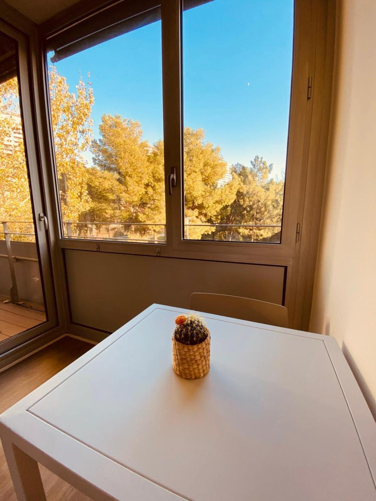 Bright & Fully Equipped 2br Apartment, 3 Min From Beach, Surrounded By Parks *